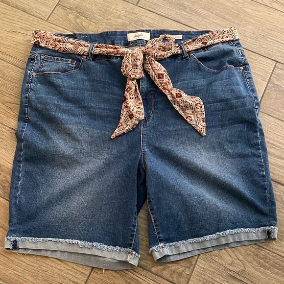 NWOT… Women’s Jeans Shorts with Size 24W - Picture 1 of 7